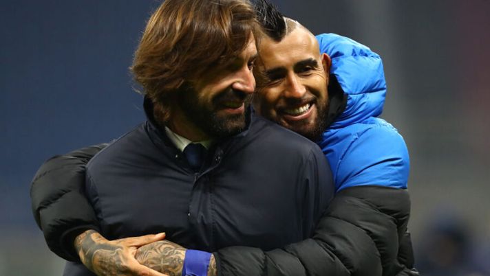 MILAN, ITALY - JANUARY 17: Andrea Pirlo, Head Coach of Juventus interacts with Arturo Vidal of Internazionale following the Serie A match between FC Internazionale and Juventus at Stadio Giuseppe Meazza on January 17, 2021 in Milan, Italy. Sporting stadiums around Italy remain under strict restrictions due to the Coronavirus Pandemic as Government social distancing laws prohibit fans inside venues resulting in games being played behind closed doors. (Photo by Marco Luzzani/Getty Images) Vidal: “Io non intendevo baciare lo stemma della Juve! Ecco cosa è successo: gli interisti…” - immagine 1