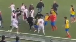 VIDEO/ Calci e pugni in campo a fine partita: rissa incredibile tra under 17