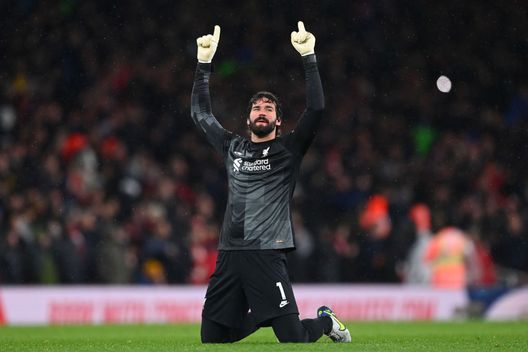 LONDON, ENGLAND - MARCH 16: Alisson Becker of Liverpool celebrates their sides first goal scored by team mate Diogo Jota (not pictured) during the Premier League match between Arsenal and Liverpool at Emirates Stadium on March 16, 2022 in London, England. (Photo by Shaun Botterill/Getty Images) Inghilterra, la Premier va incontro a Southgate: niente derby né incroci fra le big six prima del Qatar- immagine 2