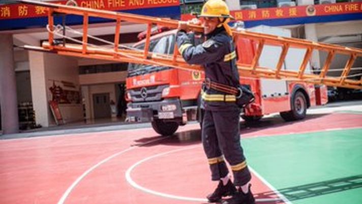 Shenzhen, i due attaccanti fanno i Vigili del fuoco: un omaggio alla comunità locale Shenzhen, i due attaccanti fanno i Vigili del fuoco: un omaggio alla comunità locale