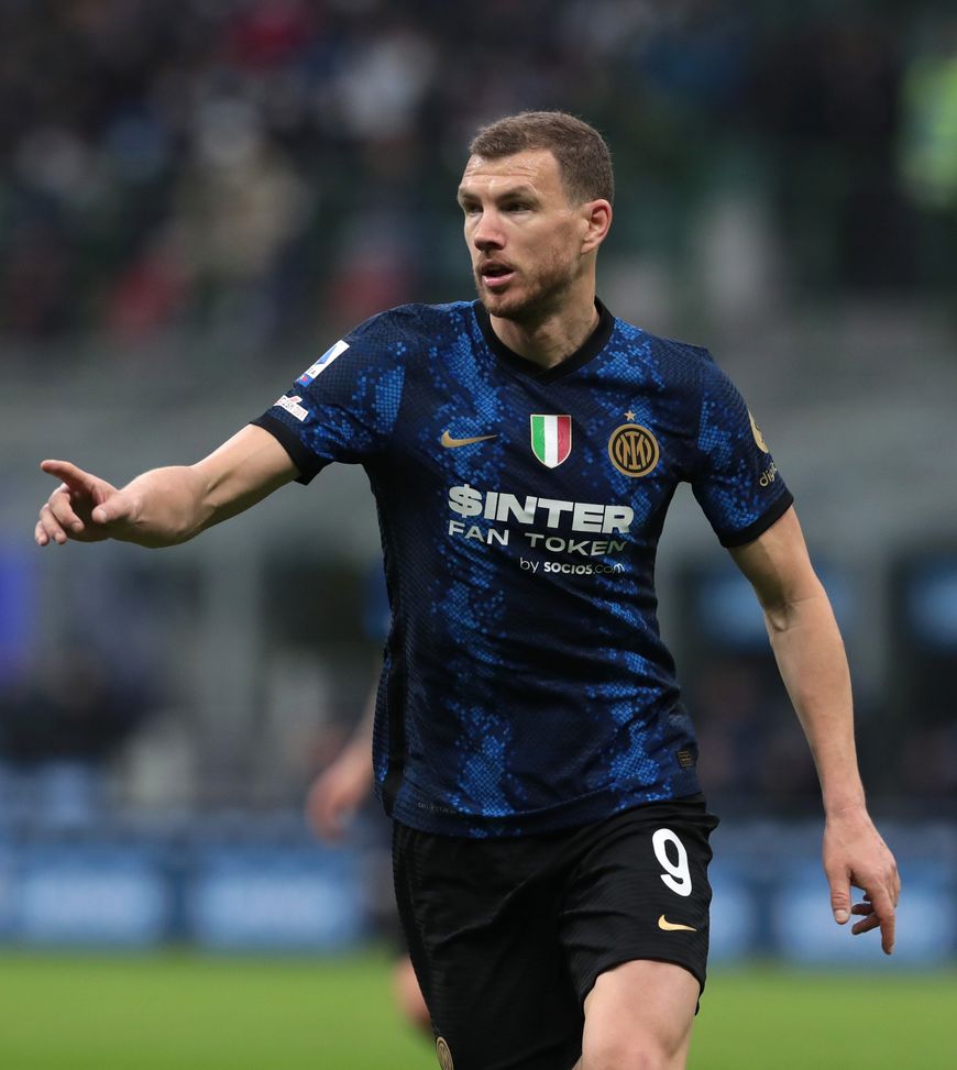 MILAN, ITALY - MARCH 19: Edin Dzeko of FC Internazionale in action during the Serie A match between FC Internazionale and ACF Fiorentina at Stadio Giuseppe Meazza on March 19, 2022 in Milan, Italy. (Photo by Emilio Andreoli - Inter/Inter via Getty Images) Dzeko