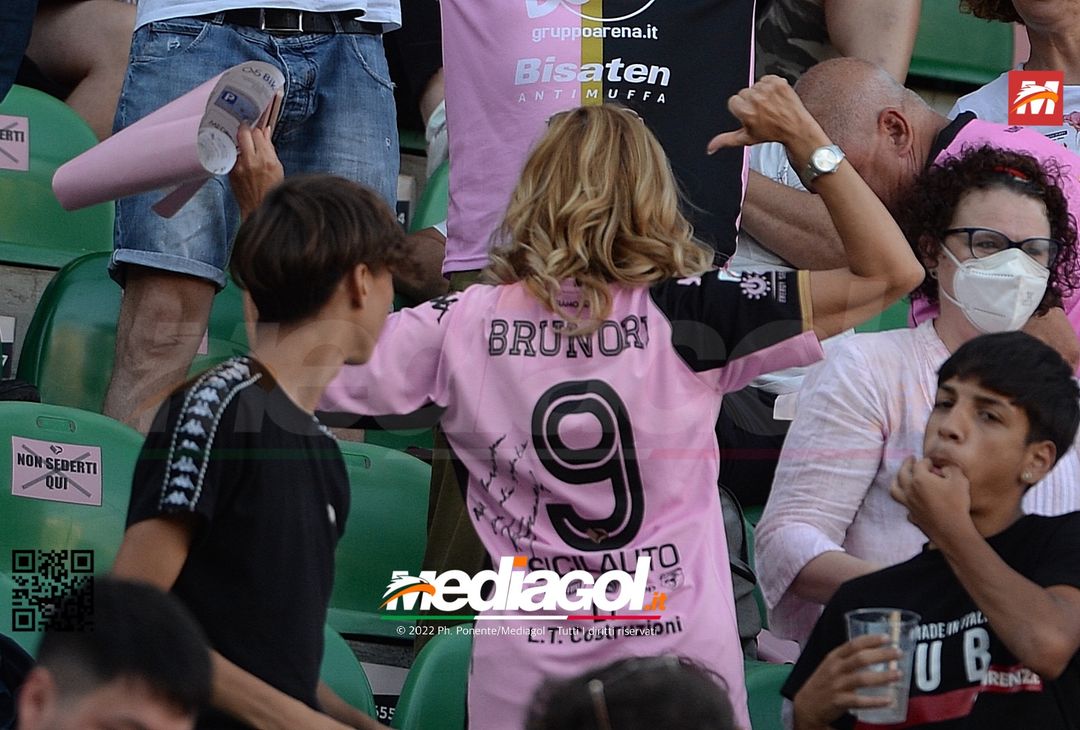 Fototifo, facce da Serie B. I tifosi allo stadio per Palermo-Padova 1-0 - immagine 61