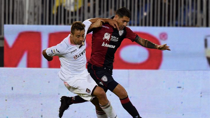 CAGLIARI, ITALY - OCTOBER 31: Thiago Cionek (L) of Palermo and Marco Borriello of Cagliari battle for the ball during the Serie A match between Cagliari Calcio v US Citta di Palermo at Stadio Sant'Elia on October 31, 2016 in Cagliari, Italy. (Photo by Tullio M. Puglia/Getty Images) CAGLIARI, ITALY - OCTOBER 31: Thiago Cionek (L) of Palermo and Marco Borriello of Cagliari battle for the ball during the Serie A match between Cagliari Calcio v US Citta di Palermo at Stadio Sant'Elia on October 31, 2016 in Cagliari, Italy. (Photo by Tullio M. Puglia/Getty Images)