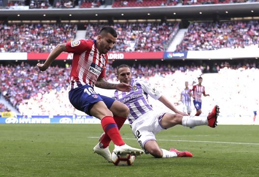  MADRID, SPAIN - APRIL 27: Angel Correa of Atletico Madrid is challenged by Nacho Martinez of Real Valladolid during the La Liga match between Club Atletico de Madrid and Real Valladolid CF at Wanda Metropolitano on April 27, 2019 in Madrid, Spain. (Photo by Gonzalo Arroyo Moreno/Getty Images) 