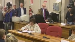 VIDEO / Stadio, i cittadini incalzano. Una signora a Scaroni: “Stia qua, rimandi la sua cena”