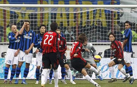 AC Milan's Andrea Pirlo (C) shoots a free kick and scores against Inter Milan during their Italian Serie A soccer match at San Siro stadium in Milan December 23, 2007.   REUTERS/Stefano Rellandini   (ITALY) 