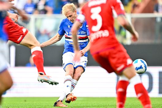 GENOA, ITALY - MAY 16: Morten Thorsby of Sampdoria scores a goal during the Serie A match between UC Sampdoria and ACF Fiorentina at Stadio Luigi Ferraris on May 16, 2022 in Genoa, Italy. (Photo by Getty Images) Lo Celso come Odriozola? Strada in salita, Viola guardano in casa Samp- immagine 2