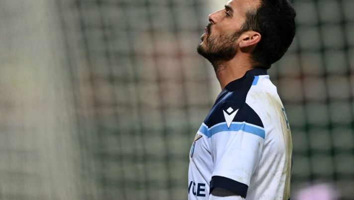 Lazio's Spanish forward Pedro reacts during the UEFA Europa League football match between Lokomotiv Moscow and Lazio at Moscow's Lokomotiv Stadium on November 25, 2021. (Photo by Kirill KUDRYAVTSEV / AFP) (Photo by KIRILL KUDRYAVTSEV/AFP via Getty Images) Infortunio Pedro, Sky: “Il rientro è previsto dopo la sosta, ora c’è massima prudenza” - immagine 1