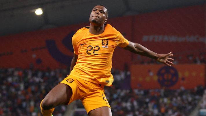 TOPSHOT - Netherlands' defender #22 Denzel Dumfries celebrates scoring his team's third goal during the Qatar 2022 World Cup round of 16 football match between the Netherlands and USA at Khalifa International Stadium in Doha on December 3, 2022. (Photo by ADRIAN DENNIS / AFP) (Photo by ADRIAN DENNIS/AFP via Getty Images) Gazzetta: “Dumfries, il Mondiale ha fatto felice l’Inter: può venderlo a prezzo pieno” - immagine 1