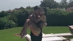Andrea Iannone, che passione per la sua Giulia: scherzi e tenerezze in piscina – VIDEO