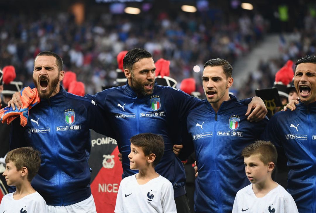  NICE, FRANCE - JUNE 01:  (L-R) Leonardo Bonucci, Salvatore Sirigu, Mattia De Sciglio and Leonardo Bonucci, Salvatore Sirigu, Mattia De Sciglio; Rolando Mandragora of Italy sing the national anthem during the International Friendly match between France and Italy at Allianz Riviera Stadium on June 1, 2018 in Nice, France.  (Photo by Claudio Villa/Getty Images) 