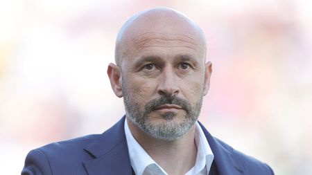FLORENCE, ITALY - APRIL 27: Vincenzo Italiano manager of ACF Fiorentina looks on during the Serie A match between ACF Fiorentina and Udinese Calcio at Stadio Artemio Franchi on April 27, 2022 in Florence, Italy. (Photo by Gabriele Maltinti/Getty Images)