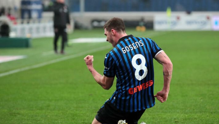 BERGAMO, ITALY - FEBRUARY 06: Robin Gosens of Atalanta B.C. celebrates after scoring their side's second goal during the Serie A match between Atalanta BC and Torino FC at Gewiss Stadium on February 06, 2021 in Bergamo, Italy. Sporting stadiums around Italy remain under strict restrictions due to the Coronavirus Pandemic as Government social distancing laws prohibit fans inside venues resulting in games being played behind closed doors. (Photo by Emilio Andreoli/Getty Images) ULTIM’ORA – Annuncio Lega Calcio: “Il gol è di Gosens, è cambiata la decisione” - immagine 1