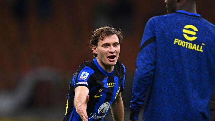 MILAN, ITALY - APRIL 01: Nicolo Barella of FC Internazionale celebrates the victory at the end of the Serie A TIM match between FC Internazionale and Empoli FC at Stadio Giuseppe Meazza on April 01, 2024 in Milan, Italy. (Photo by Mattia Ozbot - Inter/Inter via Getty Images) (Photo by Mattia Ozbot - Inter/Inter via Getty Images) Barella, 7 in pagella per Gazzetta: “E’ ovunque e non lo prendono mai, mezzo voto in meno per…” - immagine 1