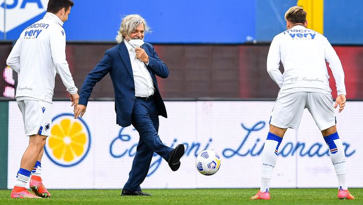 GENOA, ITALY - MAY 22: Massimo Ferrero chairman of Sampdoria (C) plays football with Valerio Verre and Antonino La Gumina of Sampdoria during the warm-up session before the Serie A match between UC Sampdoria and Parma Calcio at Stadio Luigi Ferraris on May 22, 2021 in Genoa, Italy. (Photo by Getty Images) Serie A – Cessione Samp, Toti (pres. Liguria): “Speriamo in acquirenti seri” - immagine 1
