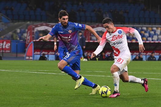 Napoli's foreward Giacomo Raspadori (R) and Cremoneses defender Matteo Bianchetti in action during the Coppa Italia round of 16 soccer match between SSC Napoli and Us Cremonese at the ' Diego Armando Maradona ' stadium in Naples, Italy , 17 January 2023.ANSA / CIRO FUSCO Cremonese, la difesa è tra le peggiori di Serie A. Vasquez salta il Torino- immagine 2
