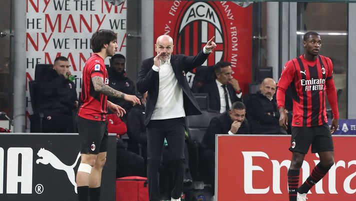 MILAN, ITALY - NOVEMBER 07: AC Milan coach Stefano Pioli issues instructions to his players during the Serie A match between AC Milan and FC Internazionale at Stadio Giuseppe Meazza on November 07, 2021 in Milan, Italy. (Photo by Marco Luzzani/Getty Images) Milan, 141 punti in 62 partite di Serie A: un merito da riconoscere - immagine 1