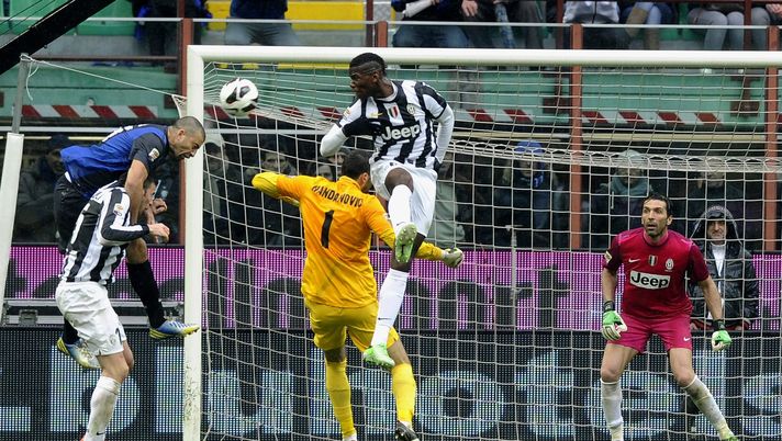 MILAN, ITALY - MARCH 30:  Paul Pogba of Juventus FC (C) and Samir Handanovic of FC Inter Milan #1 compete for the ball during the Serie A match between FC Internazionale Milano and Juventus FC at San Siro Stadium on March 30, 2013 in Milan, Italy.  (Photo by Claudio Villa/Getty Images) 