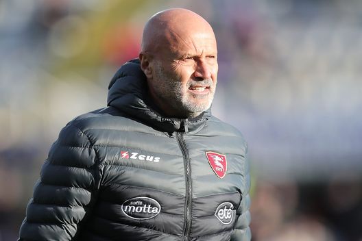 FLORENCE, ITALY - DECEMBER 11: Stefano Colantuono manager of US Salernitna looks on during the Serie A match between ACF Fiorentina and US Salernitana at Stadio Artemio Franchi on December 11, 2021 in Florence, Italy. (Photo by Gabriele Maltinti/Getty Images) FLORENCE, ITALY - DECEMBER 11: Stefano Colantuono manager of US Salernitna looks on during the Serie A match between ACF Fiorentina and US Salernitana at Stadio Artemio Franchi on December 11, 2021 in Florence, Italy. (Photo by Gabriele Maltinti/Getty Images)