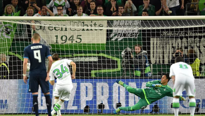 WOLFSBURG, GERMANY - APRIL 06:  Ricardo Rodriguez of Wolfsburg converts the penalty to score his team's first goal during the UEFA Champions League Quarter Final First Leg match between VfL Wolfsburg and Real Madrid at Volkswagen Arena on April 6, 2016 in Wolfsburg, Germany.  (Photo by Stuart Franklin/Bongarts/Getty Images)