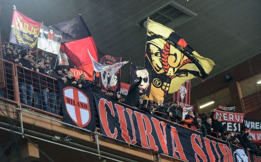 Tifosi milanisti a Marassi Tifosi milanisti a Marassi