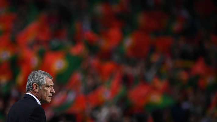 PORTO, PORTUGAL - MARCH 29: Fernando Santos, Head Coach of Portugal gives their team instructions during the 2022 FIFA World Cup Qualifier knockout round play-off match between Portugal and North Macedonia at Estadio do Dragao on March 29, 2022 in Porto, Portugal. (Photo by Octavio Passos/Getty Images) Nations League, il ct del Portogallo convoca 26 giocatori: la decisione su Mario Rui - immagine 1