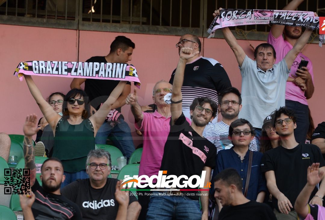Fototifo, facce da Serie B. I tifosi allo stadio per Palermo-Padova 1-0 - immagine 45