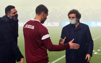  REGGIO NELL'EMILIA, ITALY - OCTOBER 23: Andrea Belotti of Torino FC shankes hands with Torino FC President Urbano Cairo during the Serie A match between US Sassuolo and Torino FC at Mapei Stadium - Città del Tricolore on October 23, 2020 in Reggio nell'Emilia, Italy. (Photo by Alessandro Sabattini/Getty Images)