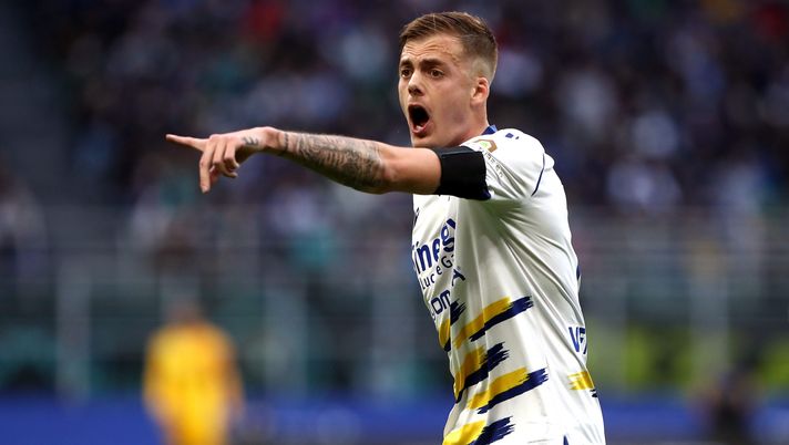 MILAN, ITALY - APRIL 09: Ivan Ilic of Hellas Verona gives their team instructions during the Serie A match between FC Internazionale and Hellas Verona FC at Stadio Giuseppe Meazza on April 09, 2022 in Milan, Italy. (Photo by Marco Luzzani/Getty Images) Mercato Lazio – Il presidente Setti: “Lotito tratta col Verona più giocatori” - immagine 1