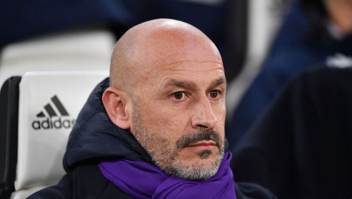 TURIN, ITALY - FEBRUARY 12: Vincenzo Italiano, Head Coach of ACF Fiorentina, looks on prior to the Serie A match between Juventus and ACF Fiorentina at on February 12, 2023 in Turin, Italy. (Photo by Valerio Pennicino/Getty Images) Italiano: “Prestazione ma niente punti, ora dà fastidio! Vi spiego l’attacco” - immagine 1