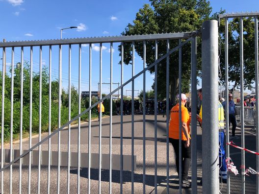 FOTO VN – I tifosi viola sotto sorveglianza fuori dallo stadio del Twente- immagine 2