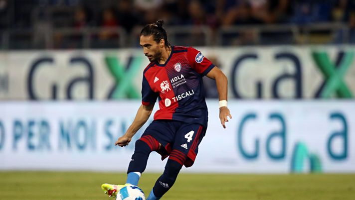 CAGLIARI, ITALY - OCTOBER 01: Martin Caceres of Cagliari in action during the Serie A match between Cagliari Calcio and Venezia FC at Sardegna Arena on October 01, 2021 in Cagliari, Italy. (Photo by Enrico Locci/Getty Images) Davide Lippi: “Caceres è carico, ha preso la multa ma il Cagliari non ha dubbi su di lui” - immagine 1