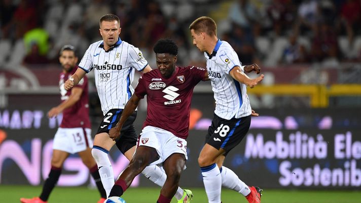 TURIN, ITALY - AUGUST 21:  Ola Aina (C) of Torino FC in action during the Serie A match between Torino FC and Atalanta BC at Stadio Olimpico di Torino on August 21, 2021 in Turin, Italy.  (Photo by Valerio Pennicino/Getty Images) 