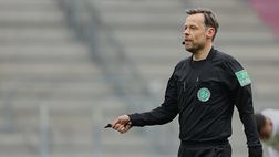 Bundesliga, arbitro fa cuore con lo spray e la ola dopo ultima gara diretta