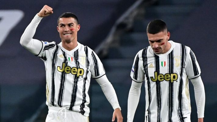 Juventus' Portuguese forward Cristiano Ronaldo (L) celebrates after opening the scoring during the Italian Serie A football match Juventus vs Cagliari on November 21, 2020 at the Juventus stadium in Turin. (Photo by MIGUEL MEDINA / AFP) (Photo by MIGUEL MEDINA/AFP via Getty Images) Juve, dall’emergenza in difesa a Ramsey e Demiral: la formazione provata - immagine 1