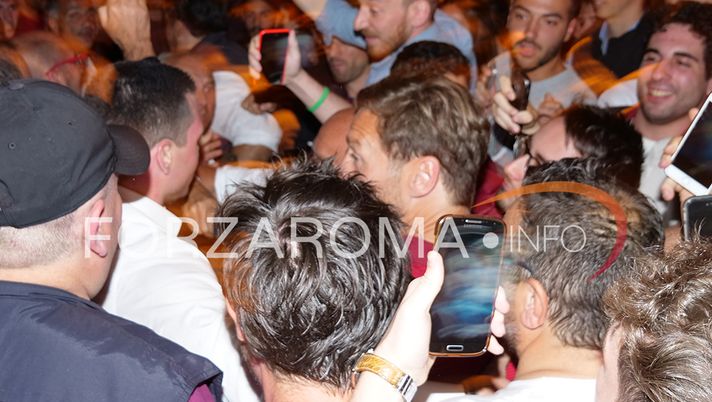 Totti, festa al ristorante con gli amici dopo l’addio. De Sanctis scatenato – FOTO – VIDEO 