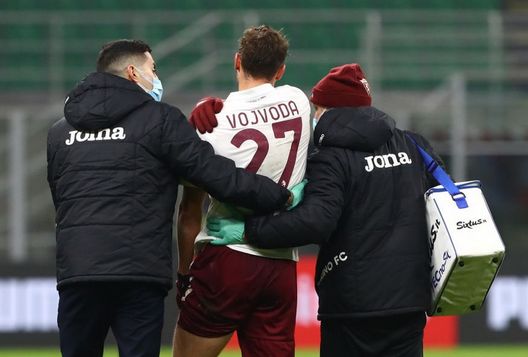  MILAN, ITALY - JANUARY 12: Mergim Vojvoda of Torino F.C. is forced off with a injury during the Coppa Italia match between AC Milan and Torino FC at Stadio Giuseppe Meazza on January 12, 2021 in Milan, Italy. Sporting stadiums around Italy remain under strict restrictions due to the Coronavirus Pandemic as Government social distancing laws prohibit fans inside venues resulting in games being played behind closed doors. (Photo by Marco Luzzani/Getty Images) 