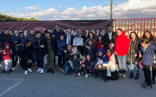 Il direttore sportivo Massimo Taibi, il tecnico Domenico Toscano e i calciatori Desiderio Garufo e Gabriele Rolando, hanno accolto al Centro Sportivo Sant'Agata, l’Associazione “Il Volo delle Farfalle – evoluzione autismo”. Il direttore sportivo Massimo Taibi, il tecnico Domenico Toscano e i calciatori Desiderio Garufo e Gabriele Rolando, hanno accolto al Centro Sportivo Sant'Agata, l’Associazione “Il Volo delle Farfalle – evoluzione autismo”.