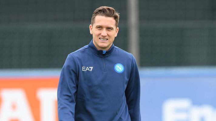 NAPLES, ITALY - NOVEMBER 23: Piotr Zielinski of Napoli during a training session on November 23, 2021 in Naples, Italy. (Photo by SSC NAPOLI/SSC NAPOLI via Getty Images) Mercato Lazio, Zielinski rimane il sogno a centrocampo - immagine 1