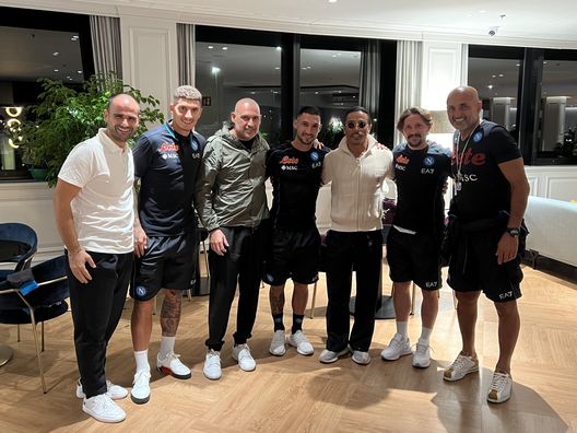 FOTO Che sorpresa per il Napoli nel ritiro di Milano: arriva la star del web Salt Bae- immagine 2