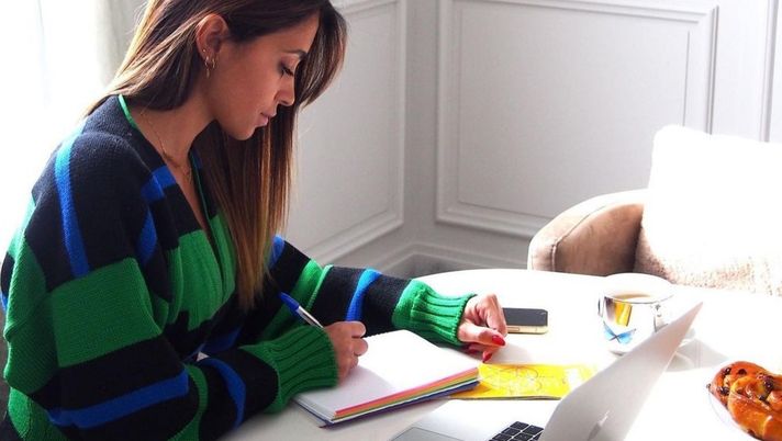 Antonela Roccuzzo: ecco come impara il francese la moglie di Messi Antonela Roccuzzo: ecco come impara il francese la moglie di Messi - immagine 1