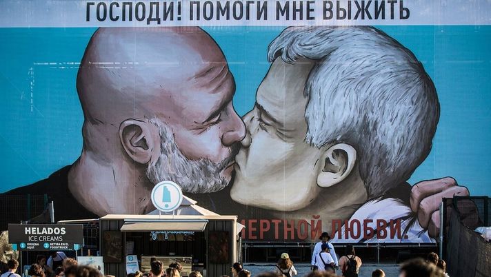 Mourinho bacia Guardiola: il murale apparso al Primavera Sound Festival di Barcellona - immagine 1