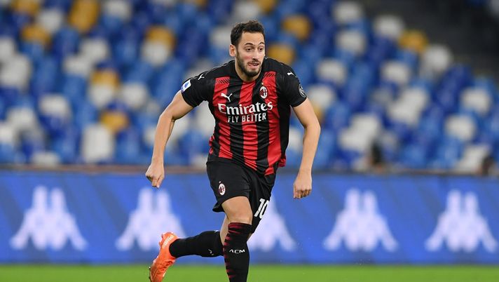 Hakan Calhanoglu (centrocampista AC Milan) durante Napoli-Milan 1-3 (Serie A 2020-2021) | AC Milan News (Getty Images) 