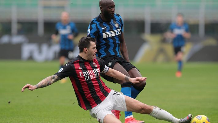 Alessio Romagnoli (difensore e capitano AC Milan), qui contro Romelu Lukaku durante il derby Milan-Inter (Serie A 2020-2021) | News (Getty Images) 