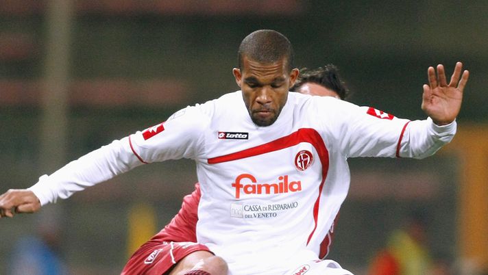 REGGIO CALABRIA, ITALY - FEBRUARY 04: Marcos Ariel De Paula of Padova holds the ball up during the Serie B match between Reggina Calcio and Calcio Padova at Stadio Oreste Granillo on February 4, 2011 in Reggio Calabria, Italy. (Photo by Maurizio Lagana/Getty Images) *** Local Caption *** Marcos Ariel De Paula Pro Vercelli-Padova, De Paula: “Il mio amico Ronaldo si merita la B. Che ricordi l’Euganeo pieno di tifo!” - immagine 1