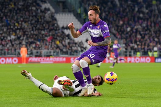 TURIN, ITALY - NOVEMBER 06: Manuel Locatelli of Juventus competes for the ball with Gaetano Castrovilli ACF Fiorentina during the Serie A match between Juventus FC and ACF Fiorentina at Allianz Stadium on November 06, 2021 in Turin, Italy. (Photo by Daniele Badolato - Juventus FC/Juventus FC via Getty Images) TURIN, ITALY - NOVEMBER 06: Manuel Locatelli of Juventus competes for the ball with Gaetano Castrovilli ACF Fiorentina during the Serie A match between Juventus FC and ACF Fiorentina at Allianz Stadium on November 06, 2021 in Turin, Italy. (Photo by Daniele Badolato - Juventus FC/Juventus FC via Getty Images)