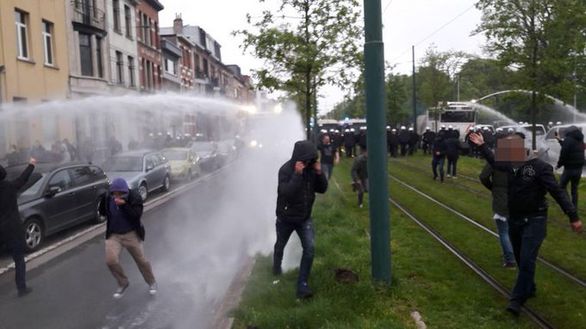 Scontri fra ultras a margine di un derby di Anversa Scontri fra ultras a margine di un derby di Anversa