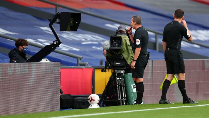 LONDON, ENGLAND - SEPTEMBER 26: Referee Kevin Freind checks the VAR display before awarding Everton a penalty for a handball during the Premier League match between Crystal Palace and Everton at Selhurst Park on September 26, 2020 in London, England. Sporting stadiums around the UK remain under strict restrictions due to the Coronavirus Pandemic as Government social distancing laws prohibit fans inside venues resulting in games being played behind closed doors. (Photo by Clive Rose/Getty Images) LONDON, ENGLAND - SEPTEMBER 26: Referee Kevin Freind checks the VAR display before awarding Everton a penalty for a handball during the Premier League match between Crystal Palace and Everton at Selhurst Park on September 26, 2020 in London, England. Sporting stadiums around the UK remain under strict restrictions due to the Coronavirus Pandemic as Government social distancing laws prohibit fans inside venues resulting in games being played behind closed doors. (Photo by Clive Rose/Getty Images)