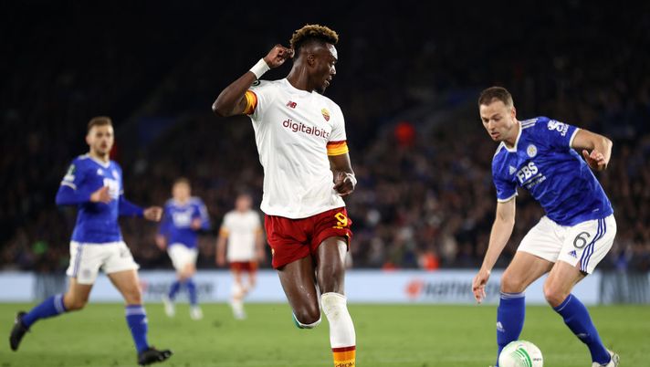 LEICESTER, ENGLAND - APRIL 28: Tammy Abraham of AS Roma back heels the ball through the legs of Jonny Evans of Leicester City during the UEFA Conference League Semi Final Leg One match between Leicester City and AS Roma at The King Power Stadium on April 28, 2022 in Leicester, England. (Photo by Naomi Baker/Getty Images) Leicester, Evans: “Abraham è un buon giocatore e sta dimostrando il suo valore - immagine 1