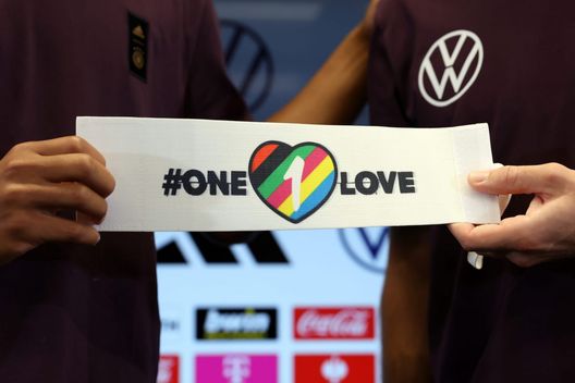 Getty Images Il caso della fascia arcobaleno: chi la indossa viene ammonito. Occasione persa per la Fifa - immagine 1